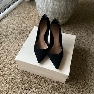 Shutz Lou Suede Pump
4 inch heel
Good condition
Some scuffing